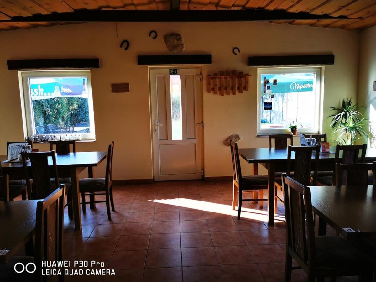 Restaurace A Penzion U Jessyho Perná Exteriör bild