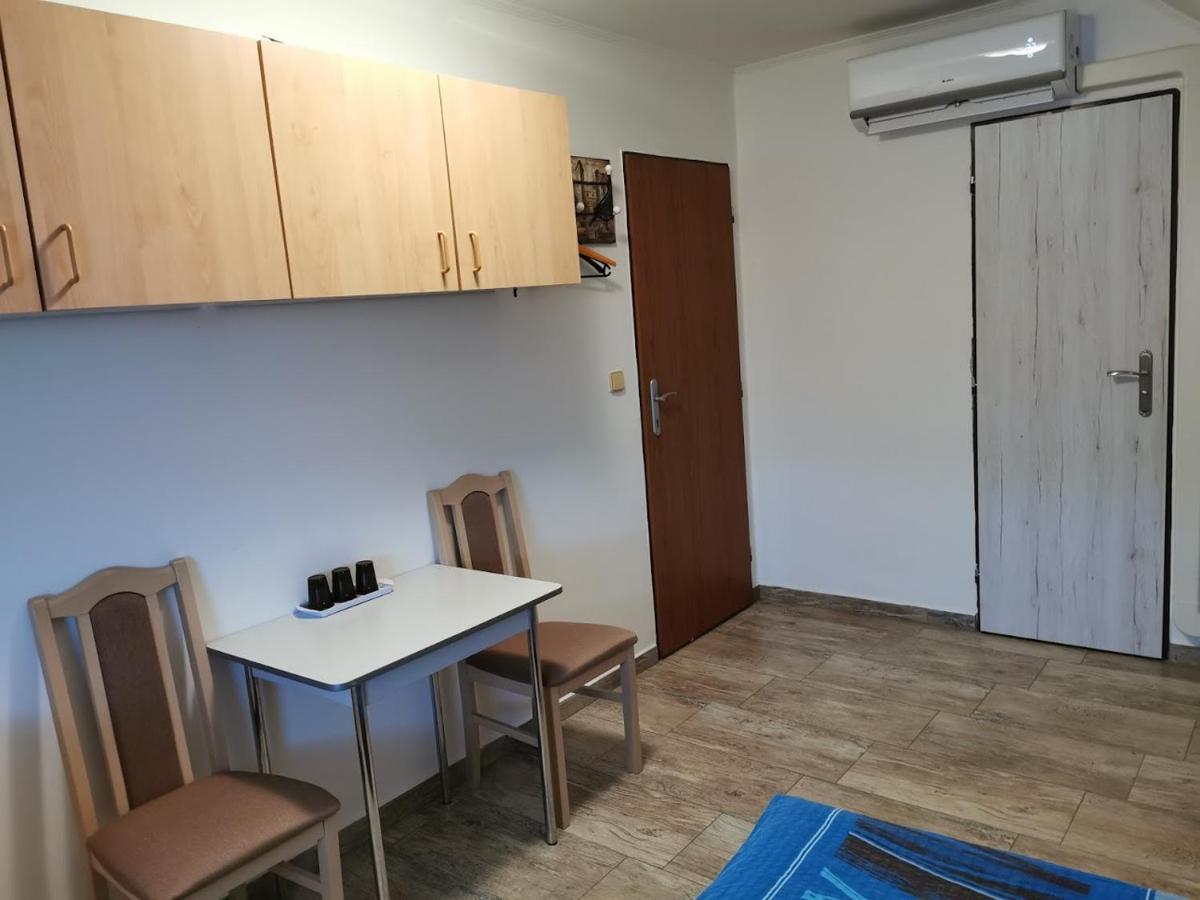 Restaurace A Penzion U Jessyho Perná Exteriör bild