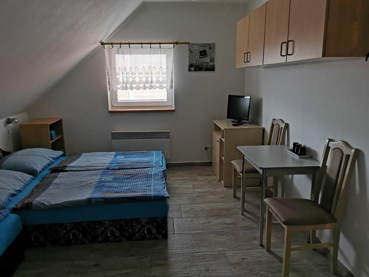 Restaurace A Penzion U Jessyho Perná Exteriör bild